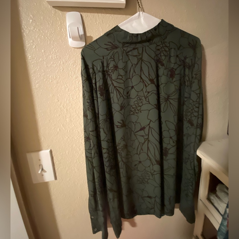 Acacia blouse size P- beautiful hibiscus print